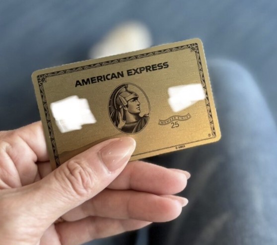 アメリカン・エキスプレス・ゴールド・プリファード・カードを手に持ったところ