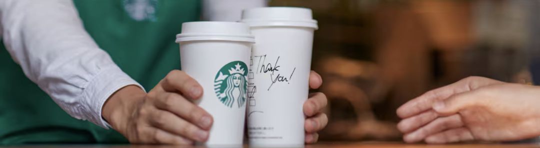スターバックスでコーヒーを受け取るところ